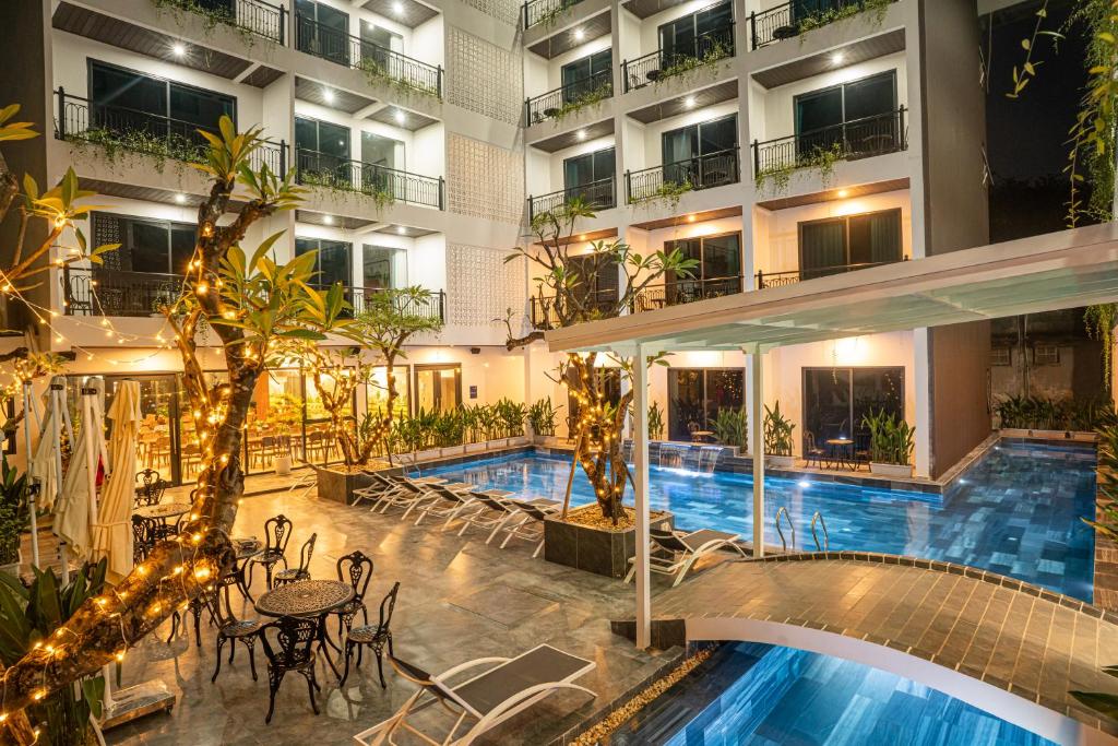 The Green Hotel Vientiane, Pool and exterior photo 5