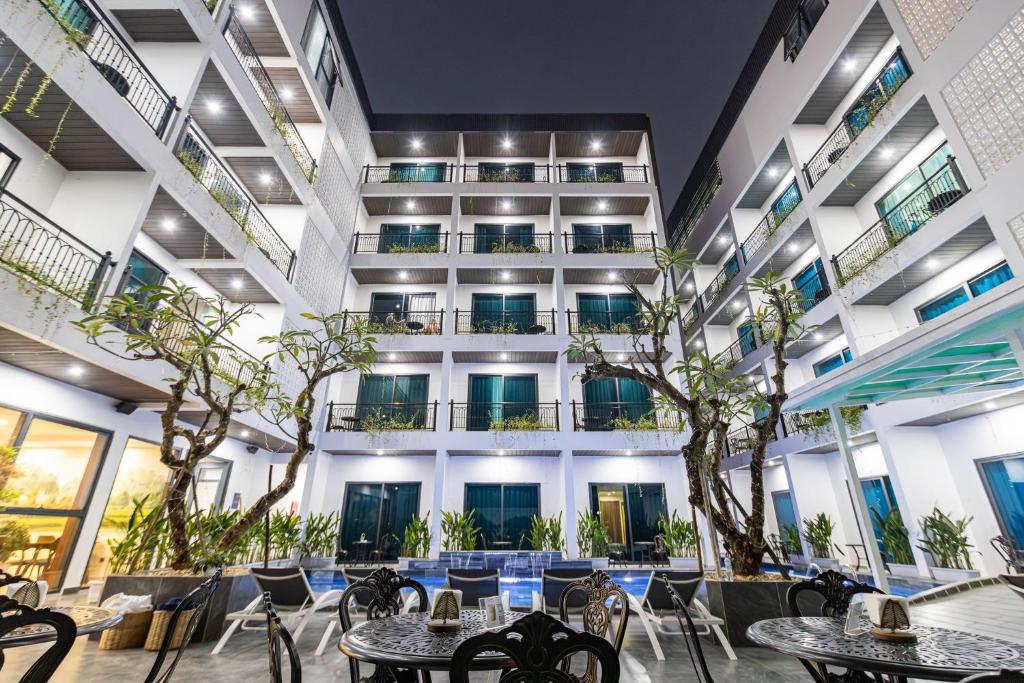 The Green Hotel Vientiane, Pool and exterior photo 72