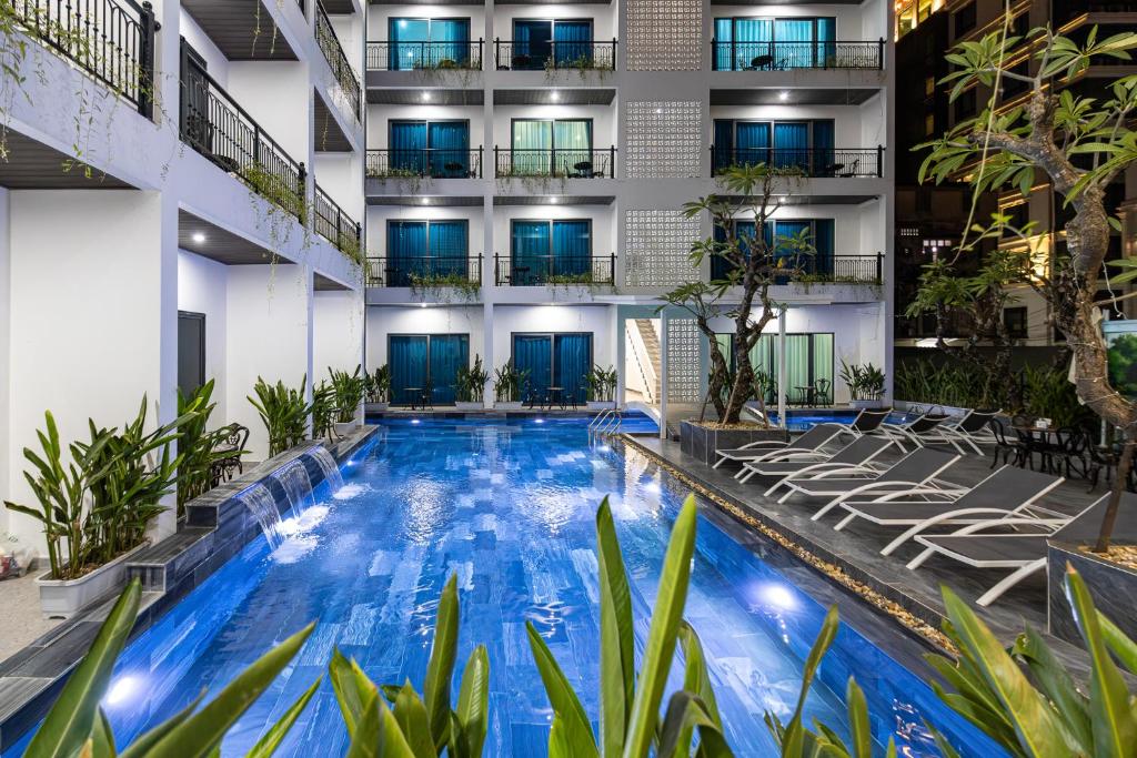 The Green Hotel Vientiane, Pool and exterior photo 74